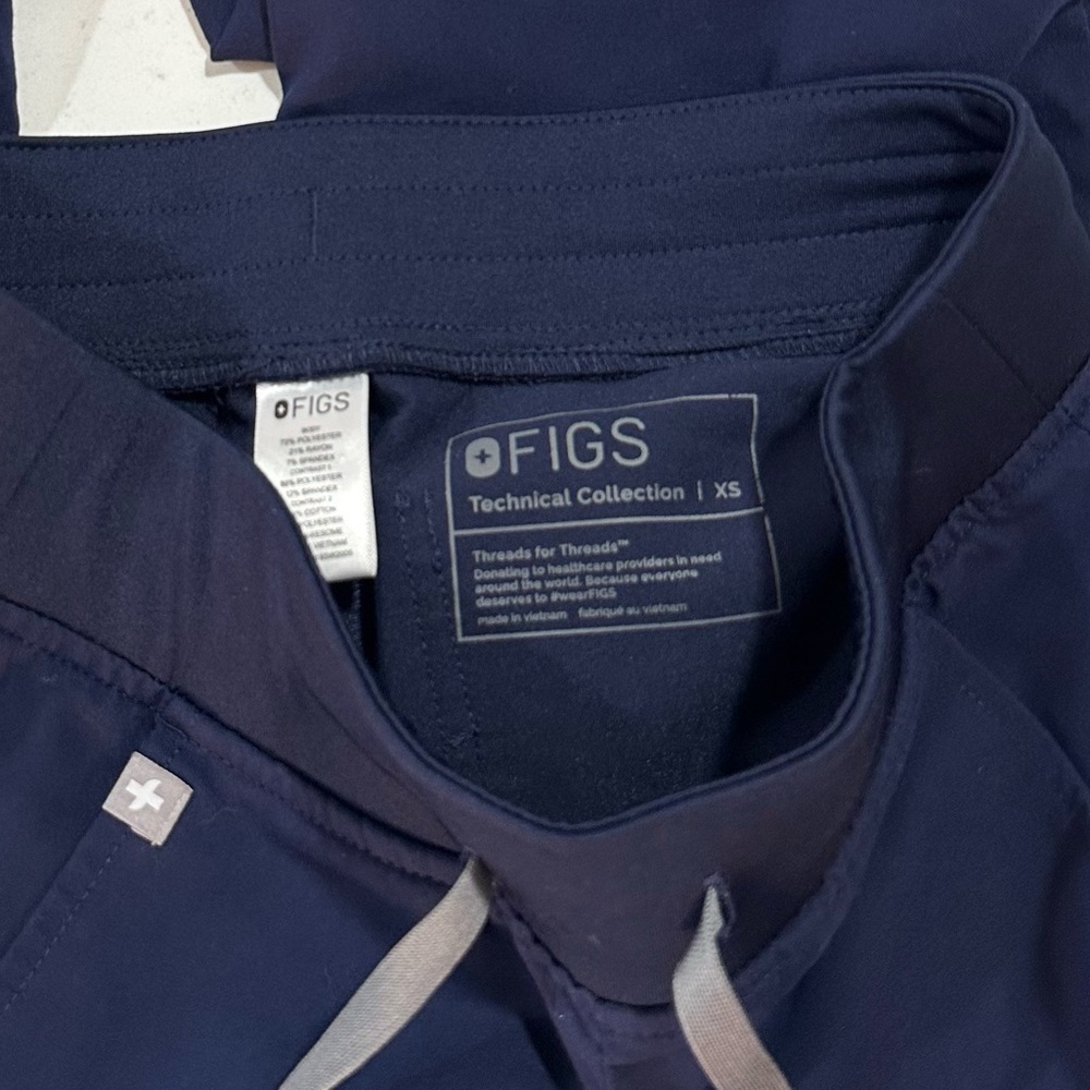 FIGS Scrub Set Catarina One Pocket Top & Zamora Joggers - Size XS - Picture 14 of 14